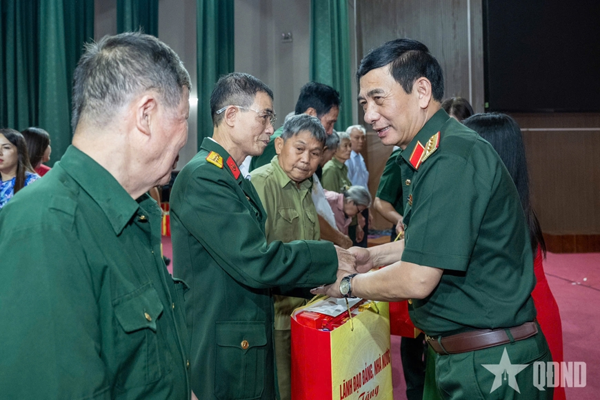General Phan Van Giang meets with voters in Thai Nguyen